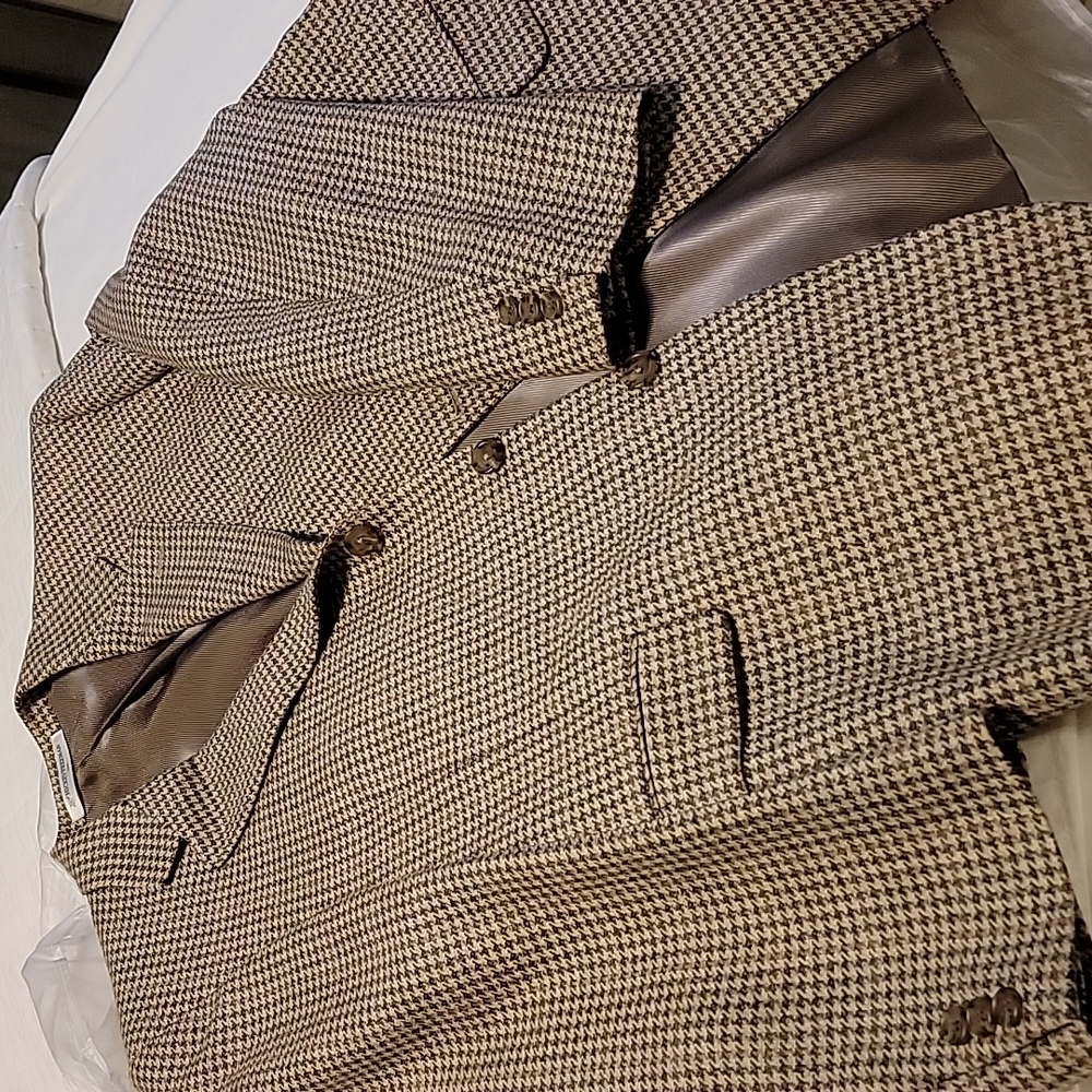 Hickey Freeman sport coat, size 44, hounds tooth tan & brown,3 button, wool.